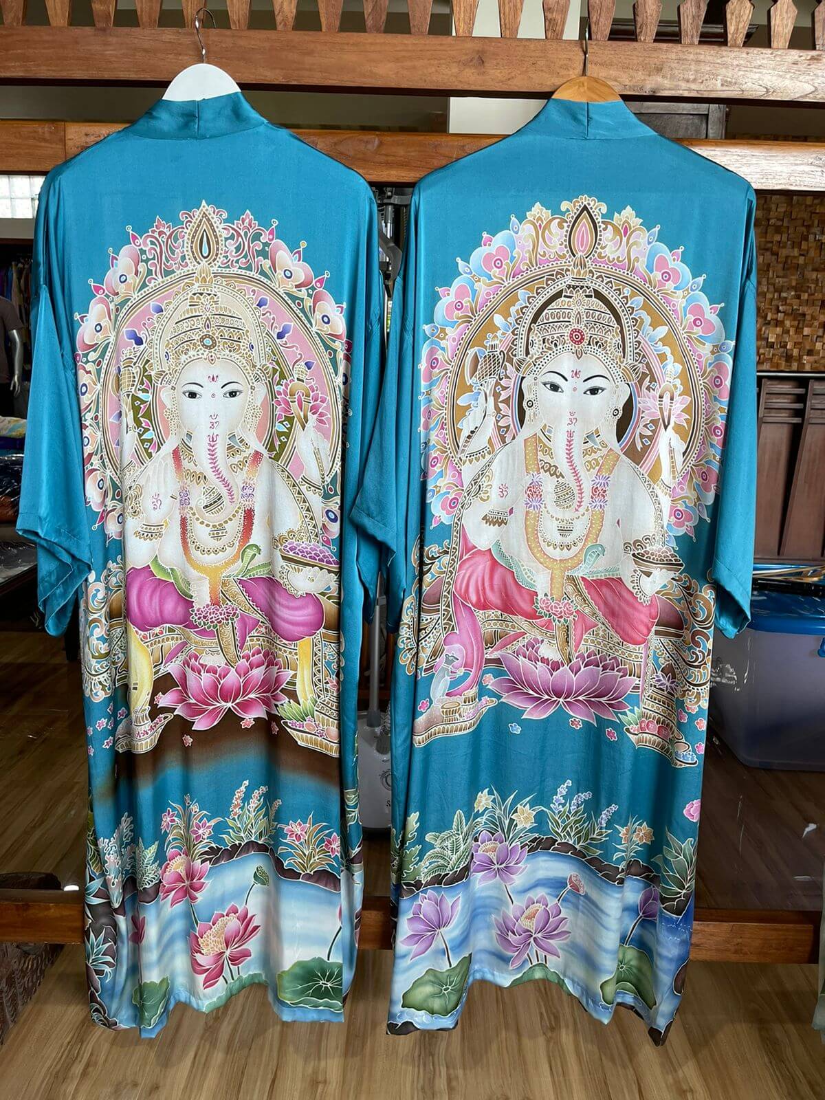 Samlet Bering strædet Som svar på Håndmalet kimono fra Bali - Silke - Ganesh blå - Ganesh By Ravn